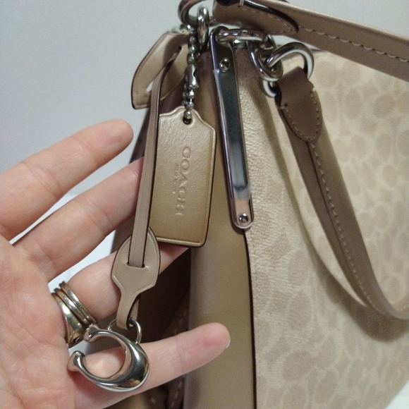 Sold* Signature Dalton Pebble Leather Shoulder Bag - Picture 12 of 16